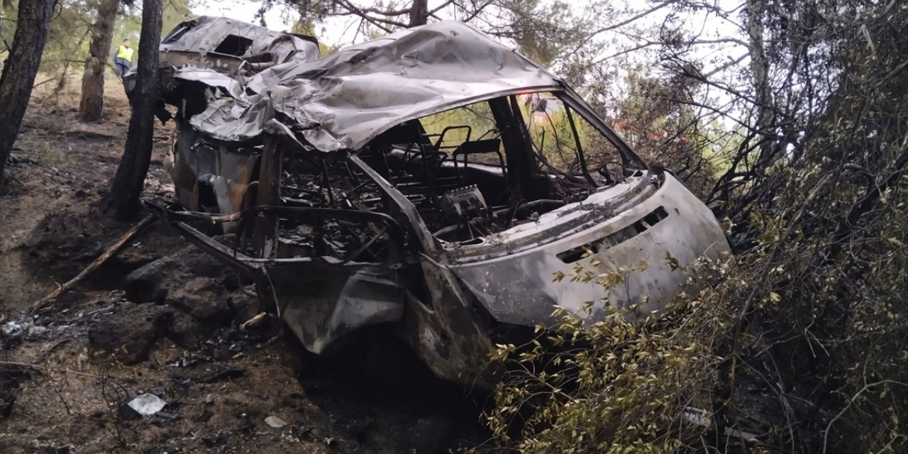 GÜNCELLEME - Adana'da uçuruma yuvarlanıp yanan minibüsteki 4 kişi öldü, 17 kişi yaralandı