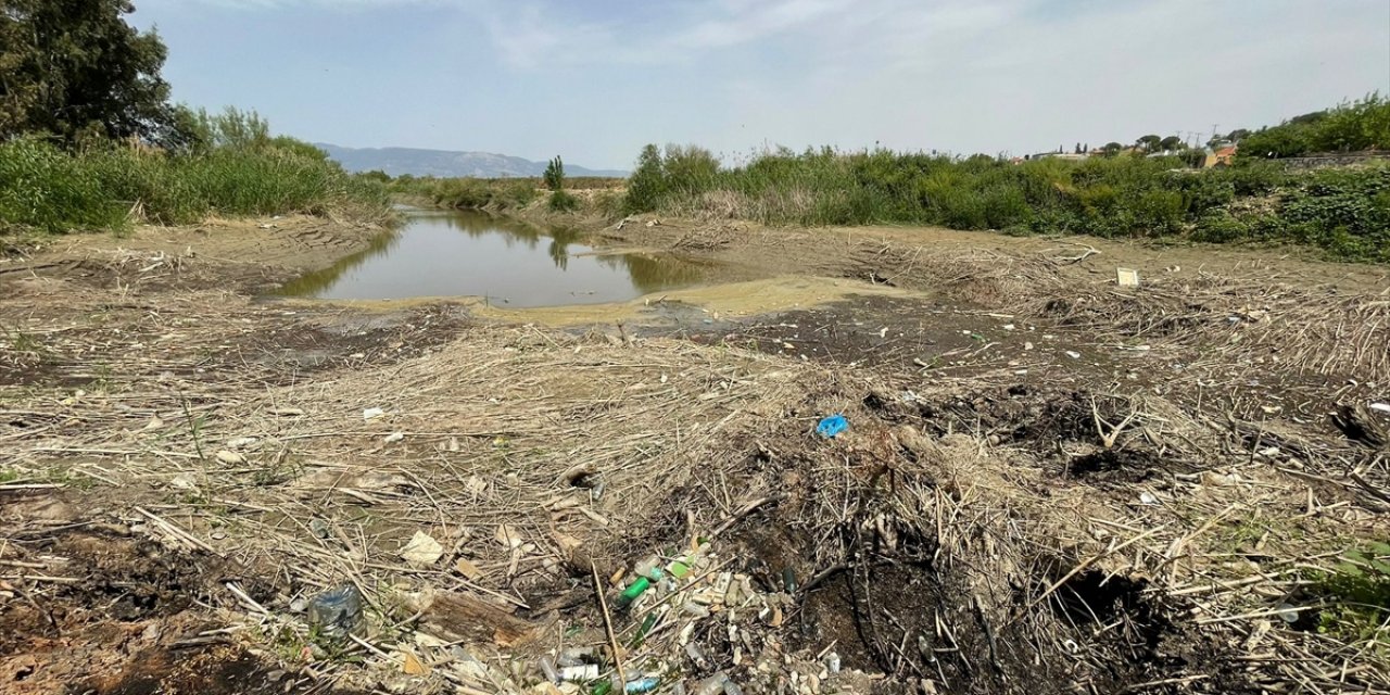 Büyük Menderes Nehri'nin bazı bölümlerinde sular çekildi