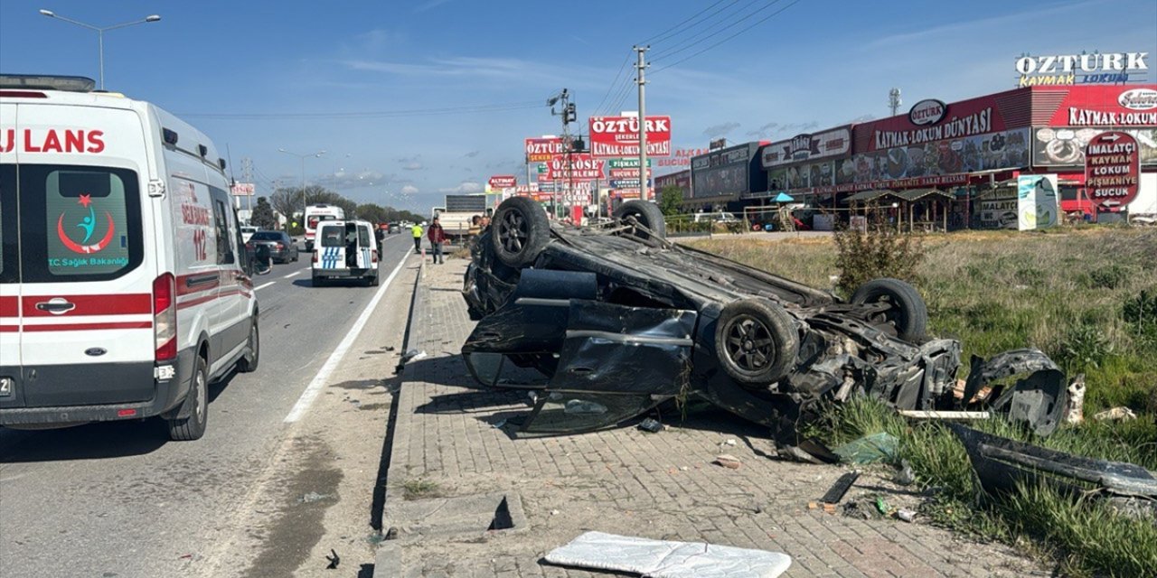 Afyonkarahisar'da kamyonun çarptığı otomobildeki 3 kişi yaralandı