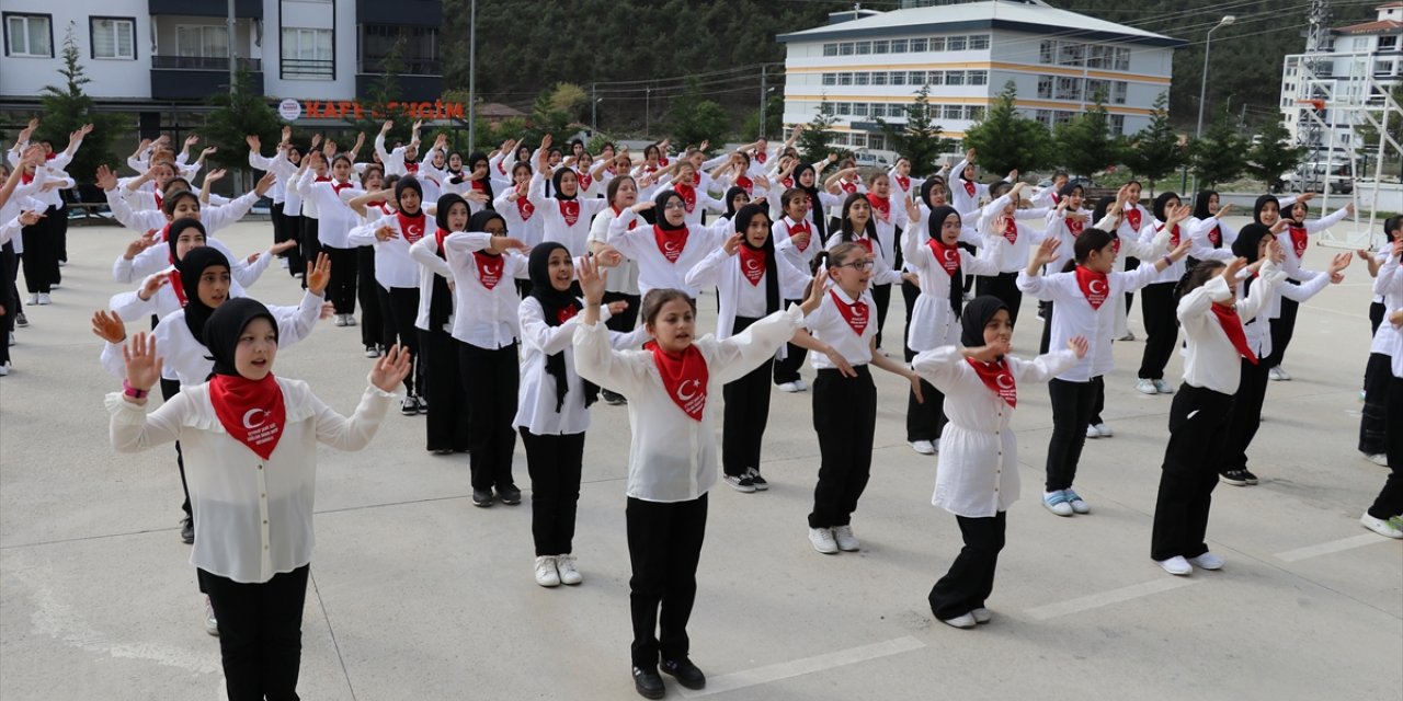 Amasya'da ortaokul öğrencileri "Memleketim" şarkısını işaret diliyle söyledi