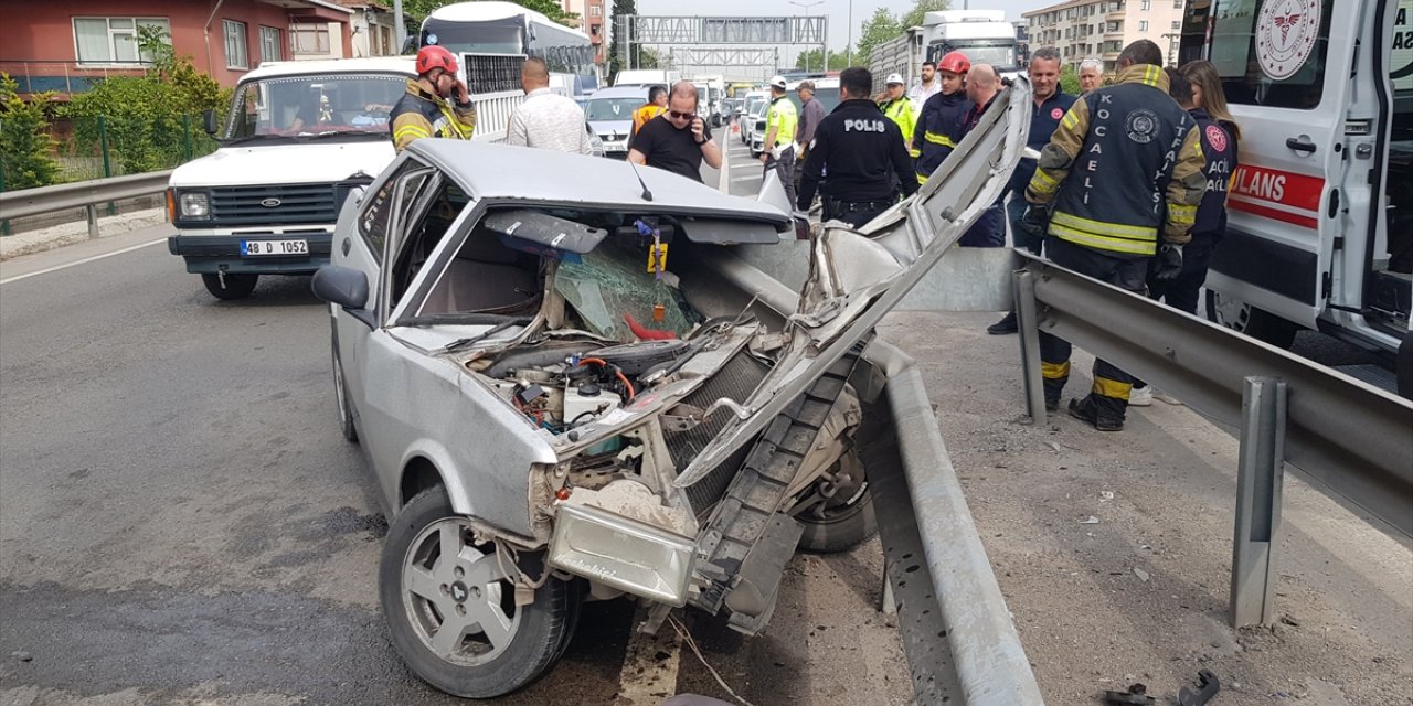 Kocaeli'de bariyere çarpan otomobilin sürücüsü öldü