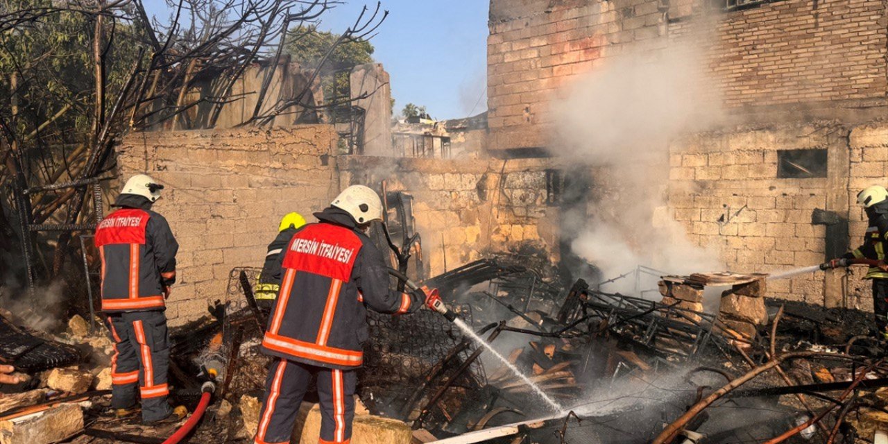 Mersin'de apartmanın arka kısmındaki ev eşyaları yandı