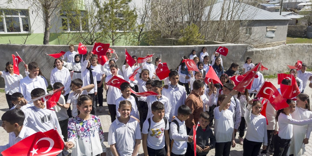 Van'da öğrenci ve öğretmenler Türk bayraklarıyla kortej yürüyüşü yaptı