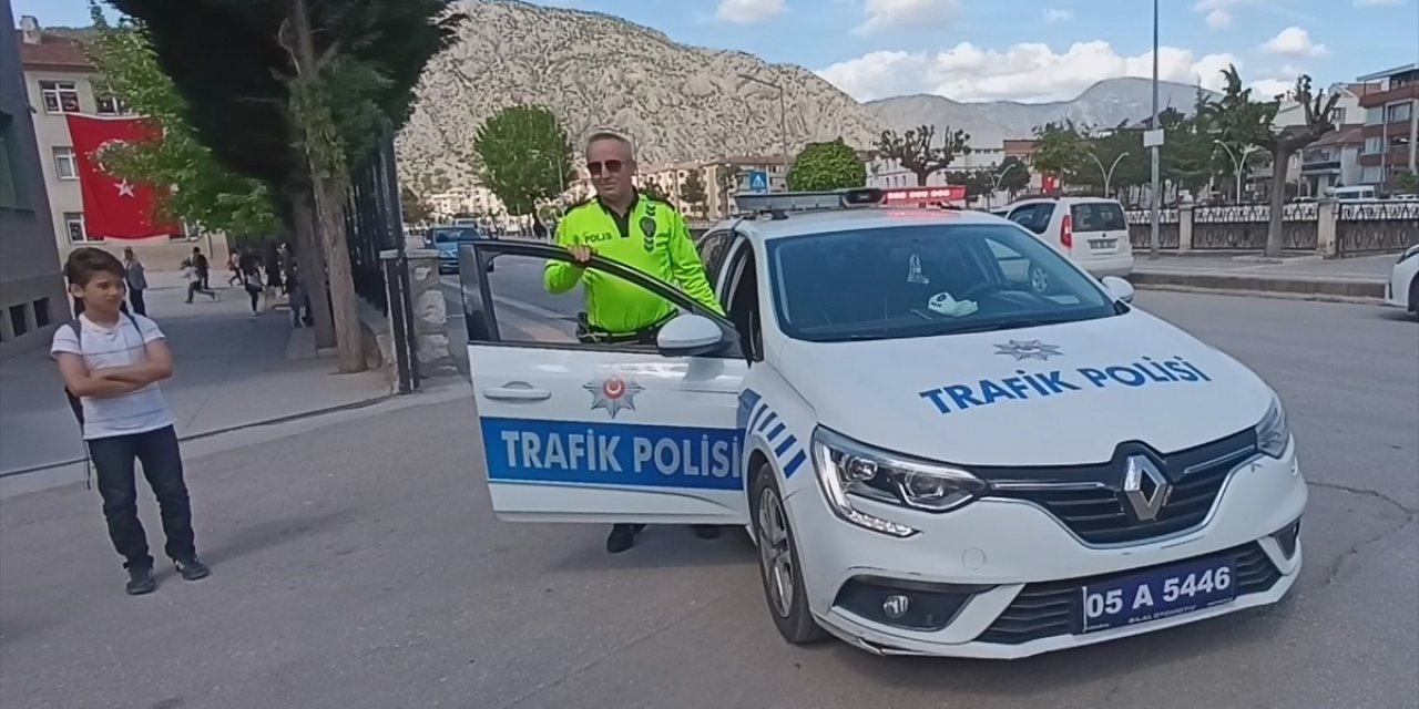 Amasya'da çocuklar 23 Nisan'ı polis anonsuyla kutladı