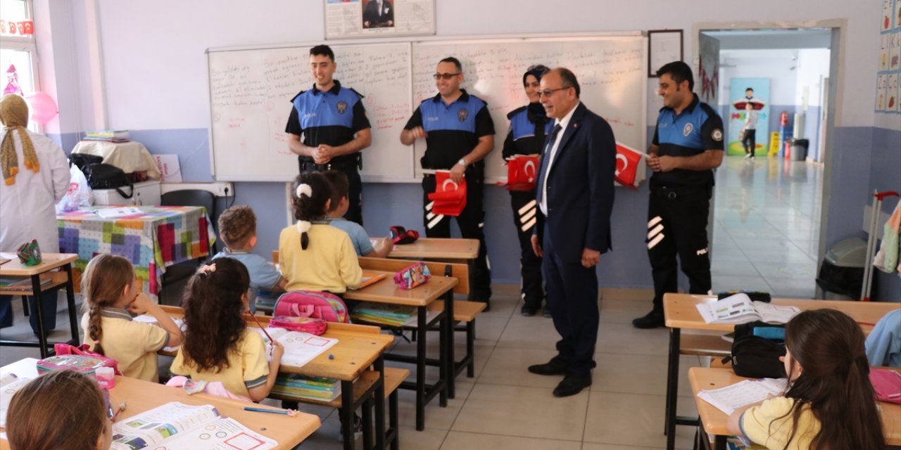 Amasya'da polislerden öğrencilere sürpriz 23 Nisan ziyareti