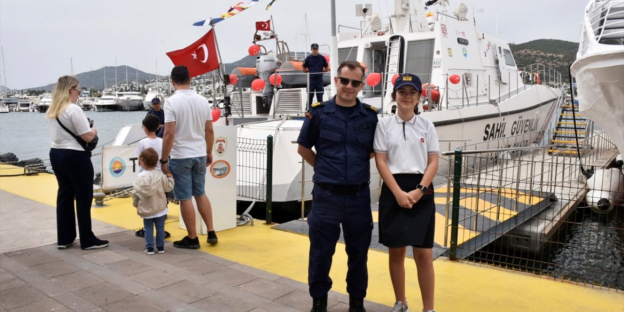 Muğla'da, Deniz Kuvvetleri gemisi ile Sahil Güvenlik botları ziyarete açıldı