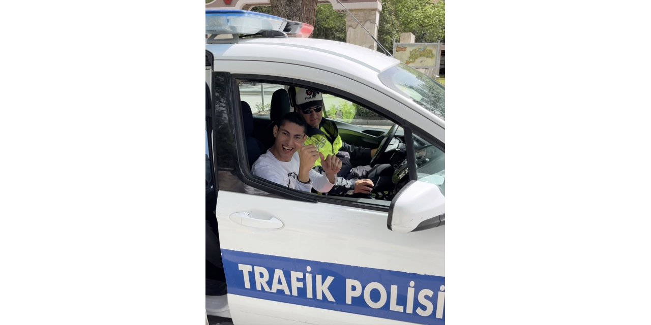 Burdur'da trafik polisleri 23 Nisan'da engelli genci polis aracıyla gezdirdi