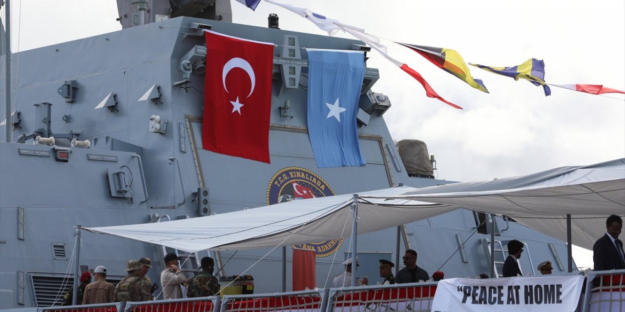 Türkiye'ye ait askeri gemi, Mogadişu'ya ulaştı