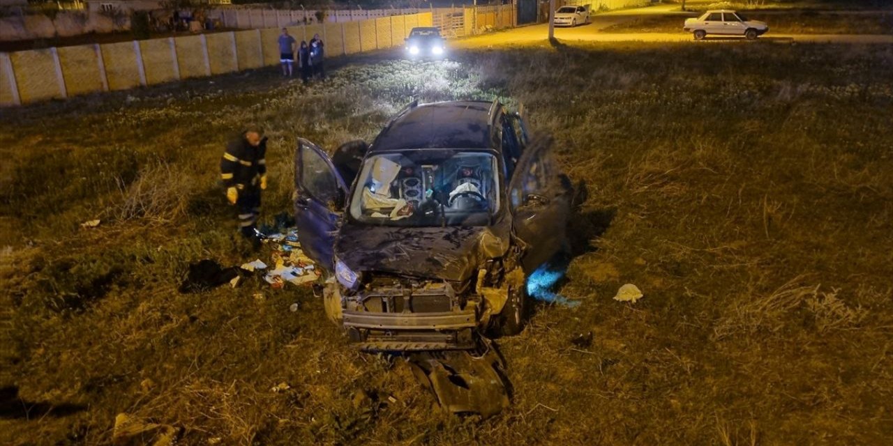 Çorum'da otomobil ile çarpışan hafif ticari araçtaki çocuk öldü, 4 kişi yaralandı
