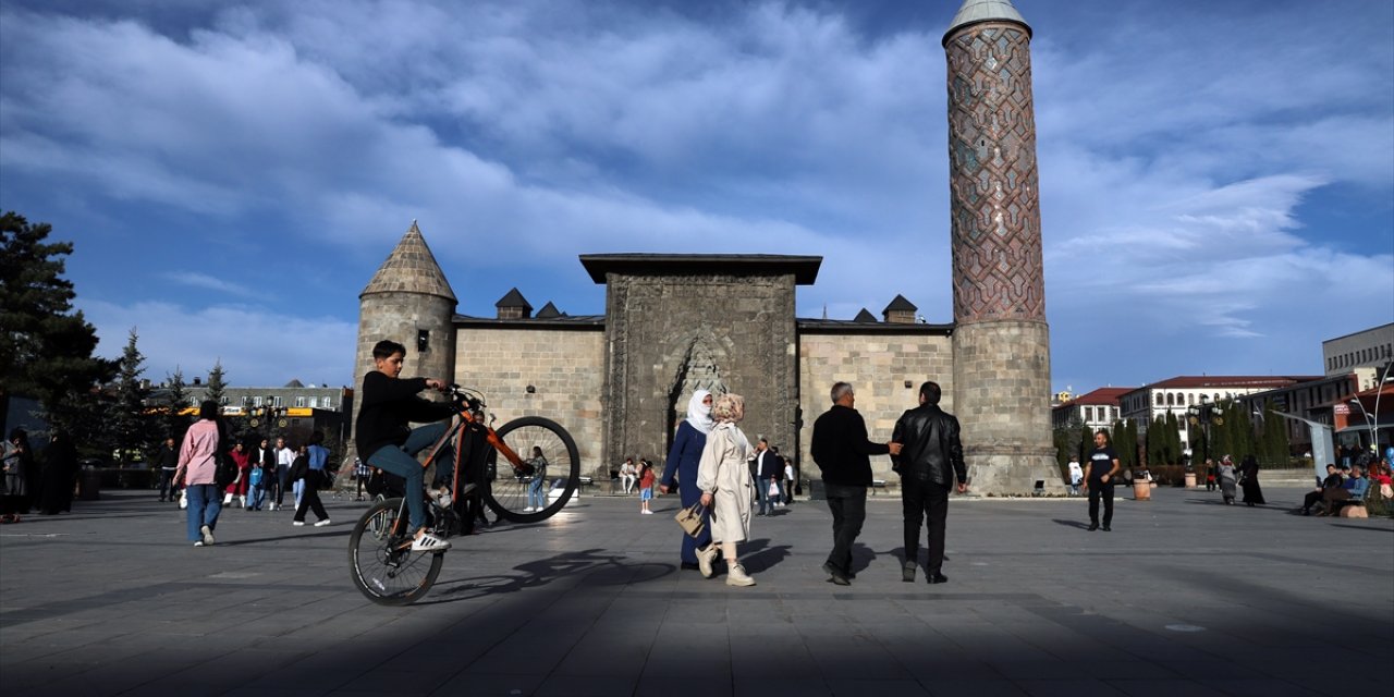 Soğuk iklimiyle türkülere konu olan Erzurum "yaz gibi" bir ilkbahar yaşıyor