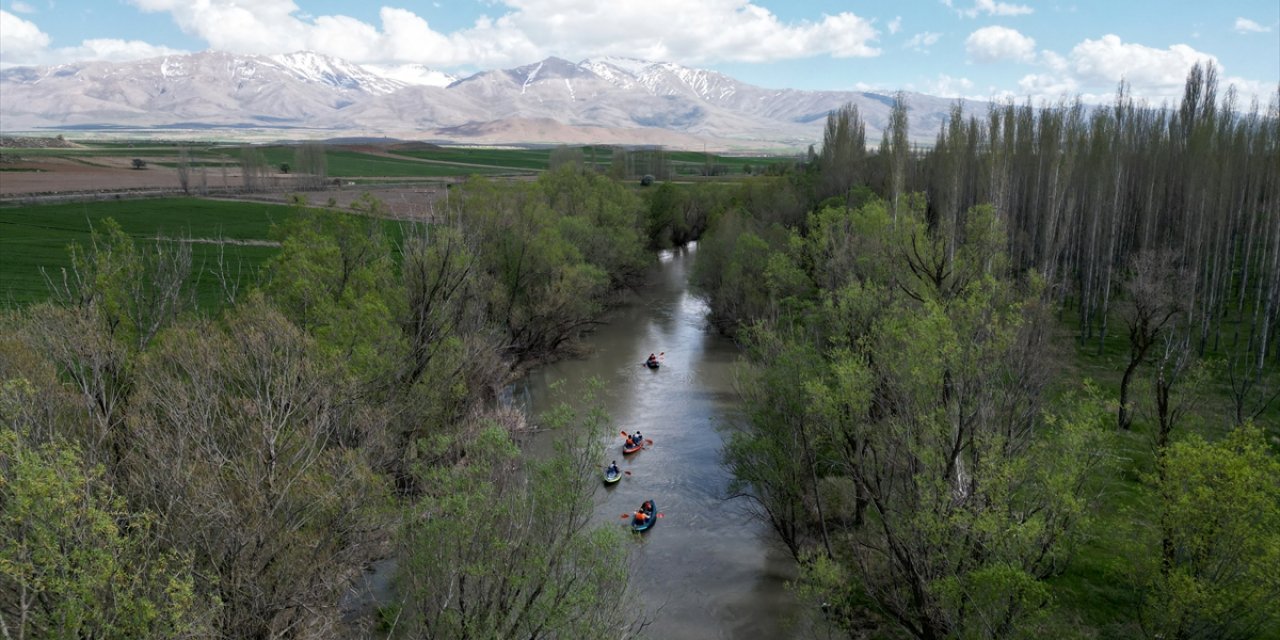 Kayseri'deki Zamantı Irmağı kano tutkunlarının yeni rotası oldu