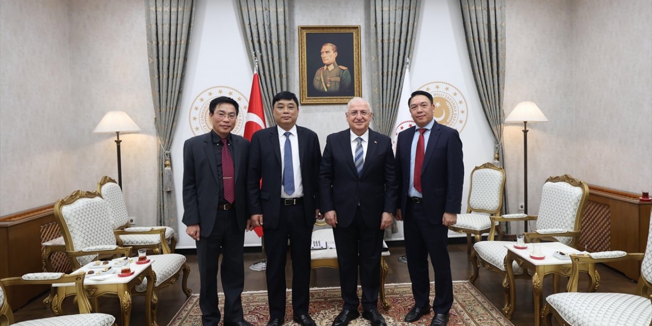 Milli Savunma Bakanı Güler, Vietnam Savunma Sanayi Başkanı Tuan'ı kabul etti