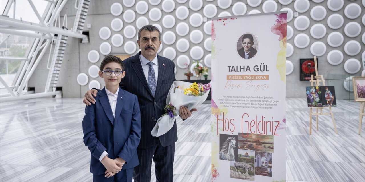 Bakan Tekin, şehit polis Hüseyin Gül'ün oğlu Talha Gül'ün sergisini ziyaret etti