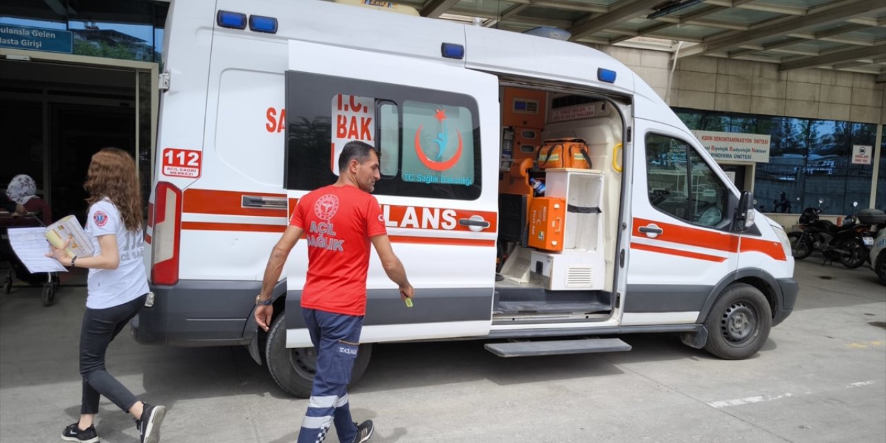 Siirt'te minibüs ile otomobilin çarpıştığı kazada 7 kişi yaralandı