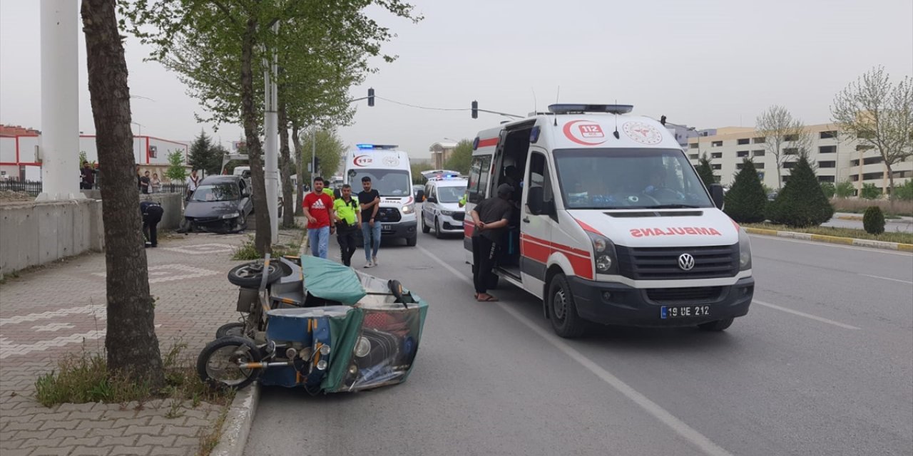Çorum’da otomobilin motosiklete çarptığı kazada 3 kişi yaralandı