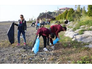 Çevreci gençler sahilde çöp topladı