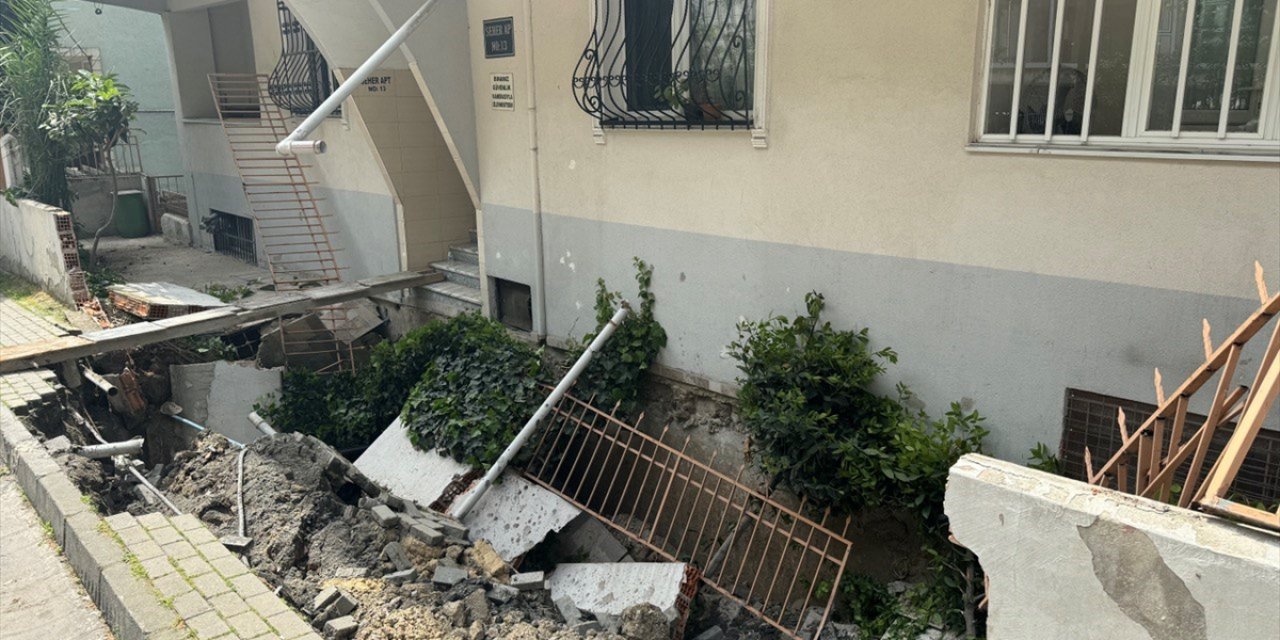 Avcılar'da istinat duvarı yıkılan bina boşaltıldı