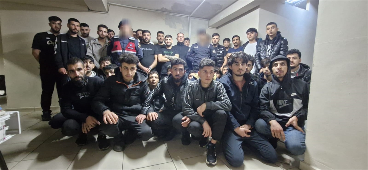 Kırklareli'nde kovalamaca sonucu 10 araçta 21 düzensiz göçmen yakalandı