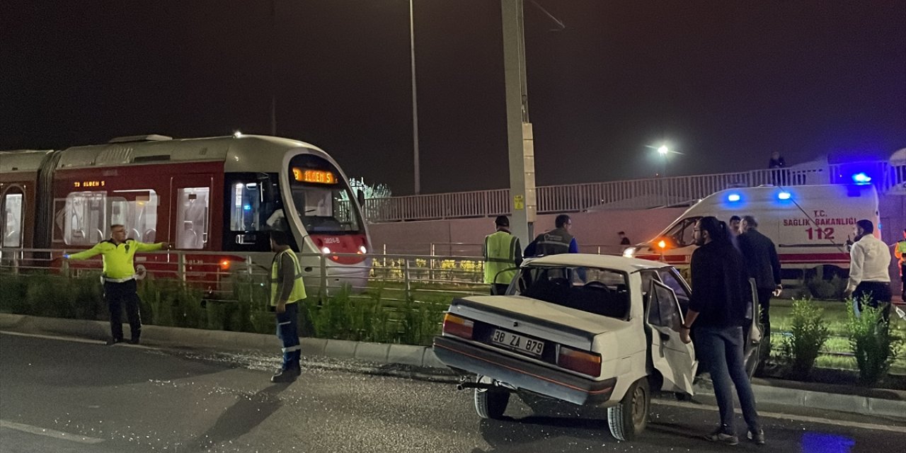 Kayseri'de tramvay yoluna giren otomobildeki 2 kişi yaralandı