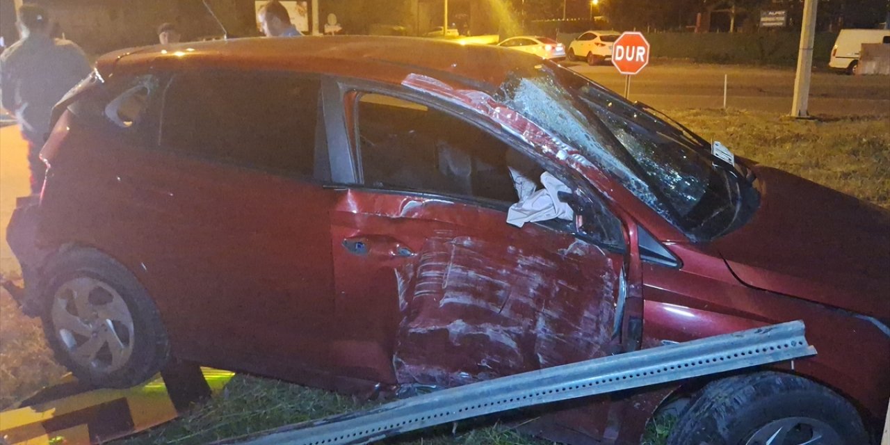 Samsun'da çarpışan iki otomobilin sürücüleri yaralandı