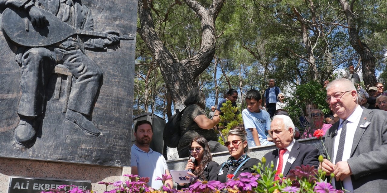 Halk ozanı Ali Ekber Çiçek, vefatının 18. yılında kabri başında anıldı