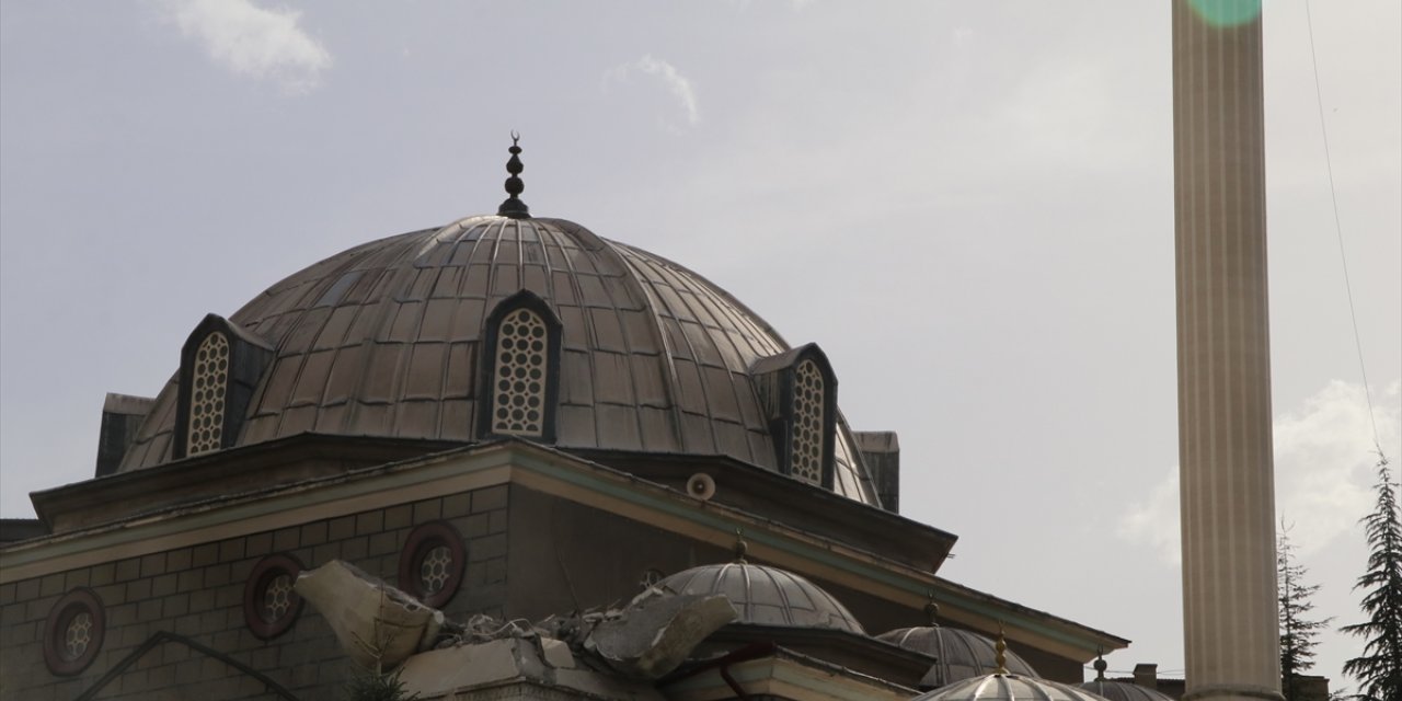 Çankırı'da devrilme tehlikesi bulunan minarenin kontrollü yıkımına başlandı