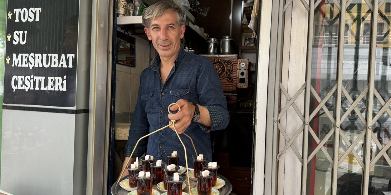 "Çaycı Mustafa"nın ocağı 20 yıldır 2 metrekarelik dükkanda kaynıyor