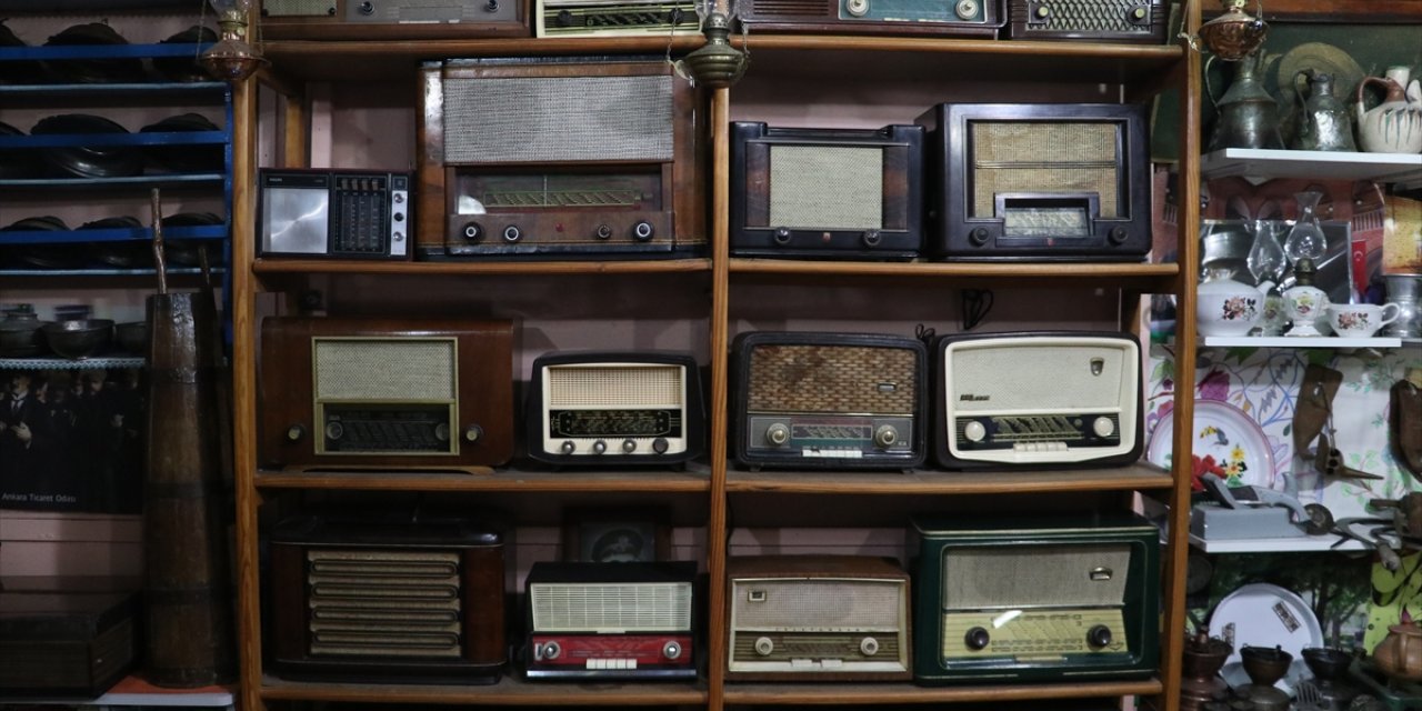 Çalışır duruma getirdiği 100'den fazla eski radyodan koleksiyon oluşturdu