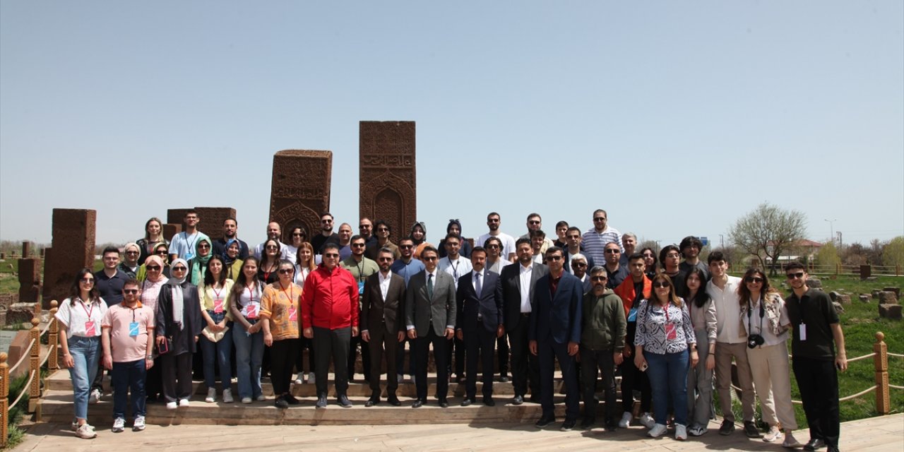 Akademisyenler ve üniversite öğrencileri Bitlis'in tarihi mekanlarını gezdi
