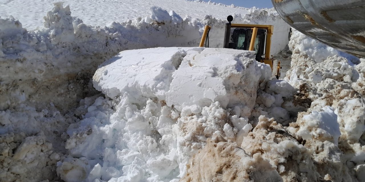 Hakkari'de ekipler karla kaplı üs bölgesinin yolunu açmak için çalışma yürütüyor