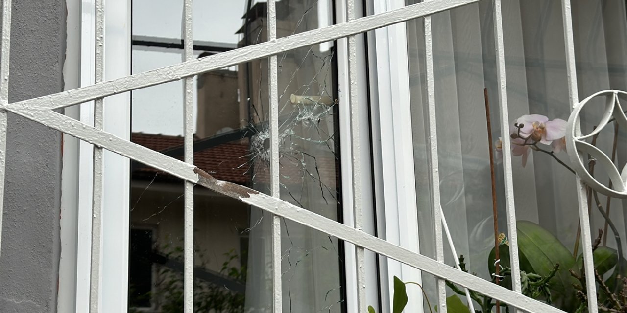 Bursa'da bir kişi boşanma aşamasındaki eşinin evini kurşunladı