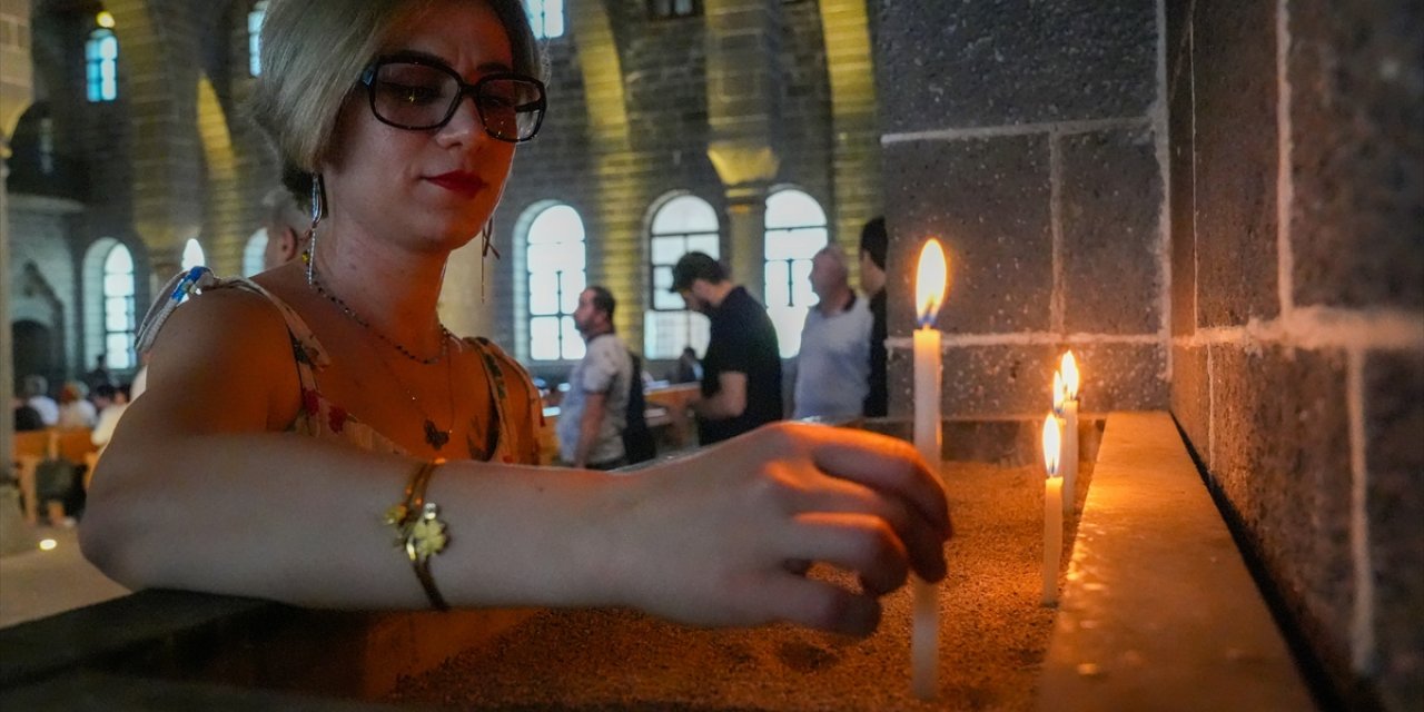 Diyarbakır'da Paskalya Bayramı tarihi kilisede kutlandı