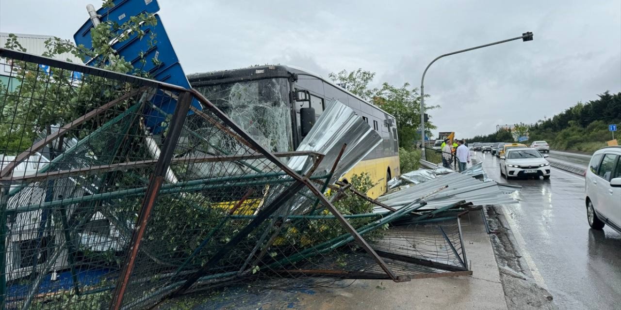 Ümraniye’de İETT otobüsü iş yerinin bahçe duvarına çarptı