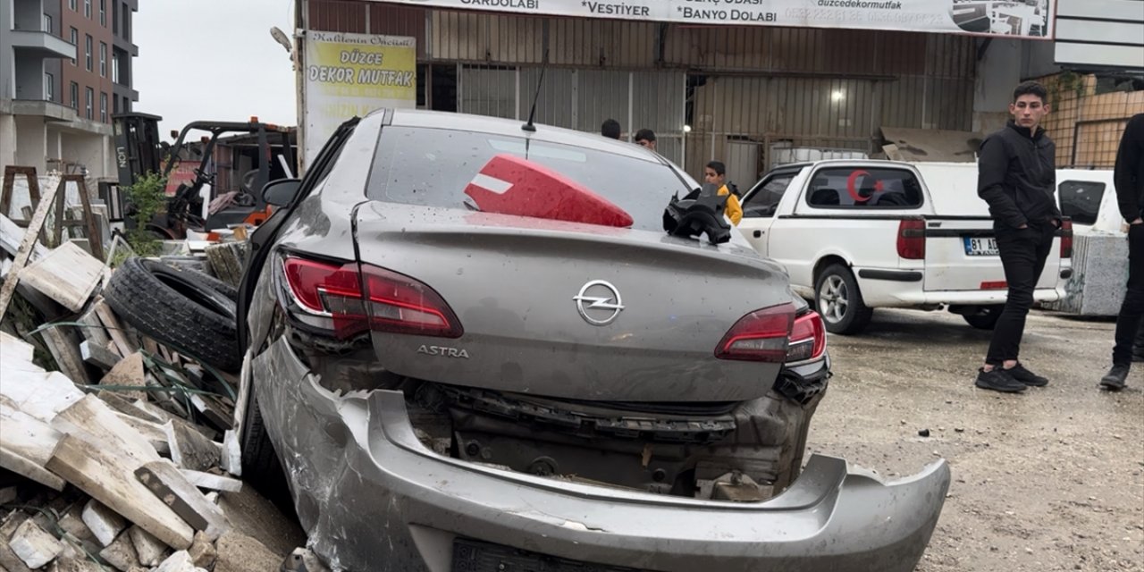 Düzce'de iş yerinin önündeki mermerlere çarpan otomobilin sürücüsü yaralandı