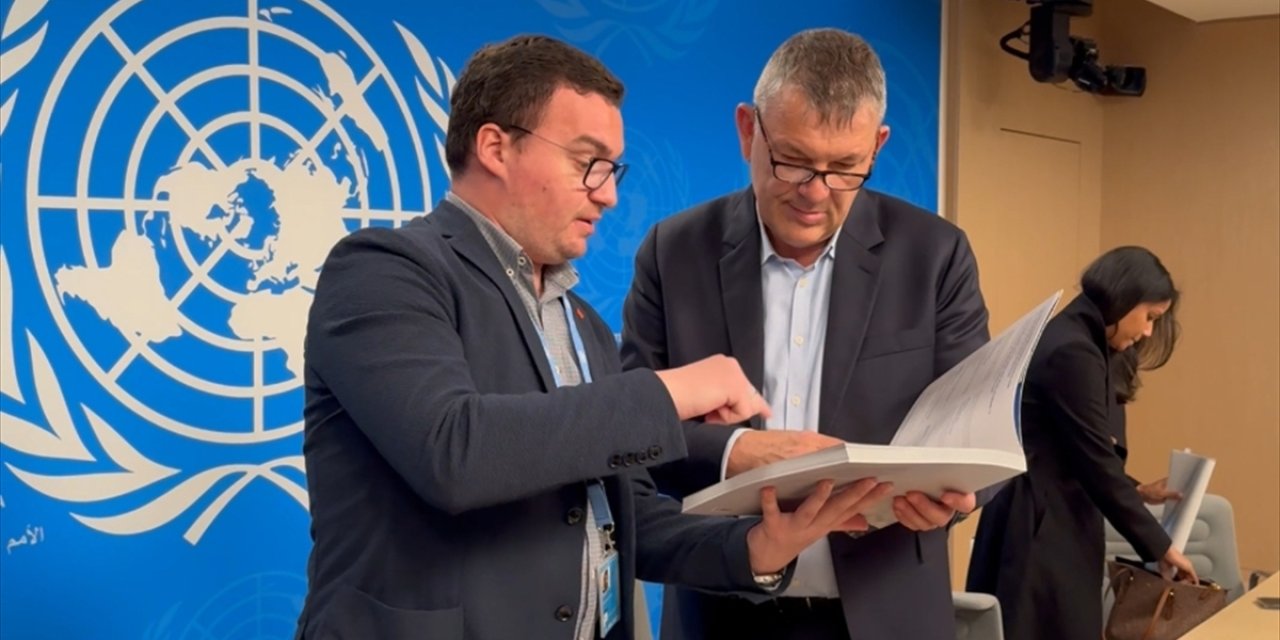UNRWA Genel Komiseri Lazzarini, AA'nın "Kanıt" kitabını inceledi
