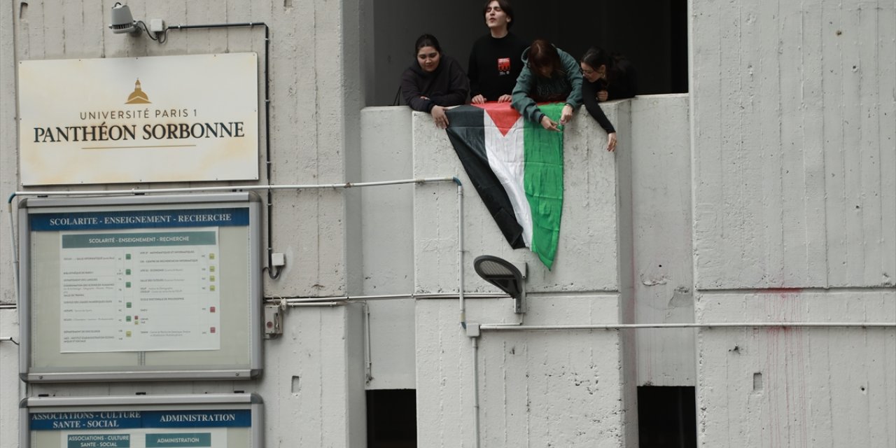 Paris'te üniversite öğrencileri "Gazze'deki soykırım dursun" çağrısıyla kampüste eylem başlattı