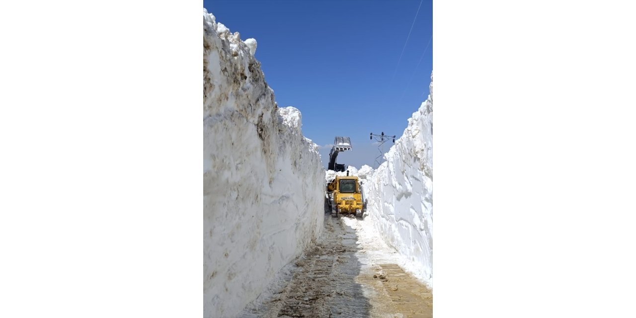Hakkari'de üs bölgesi yolunda karla mücadele çalışmaları sürüyor