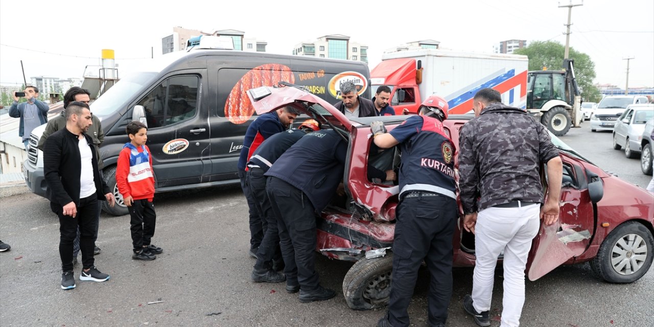 Sivas'taki trafik kazasında 3 kişi yaralandı