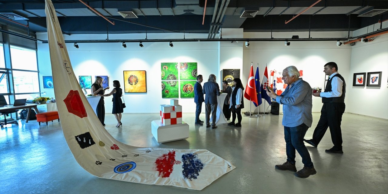 Ankara'da "Kravata" resim sergisi açıldı