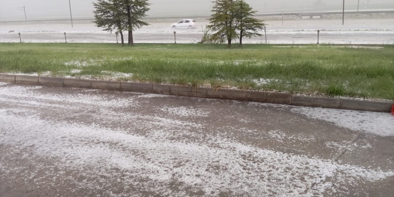 Nevşehir'de dolu yağışı ekili arazilere zarar verdi