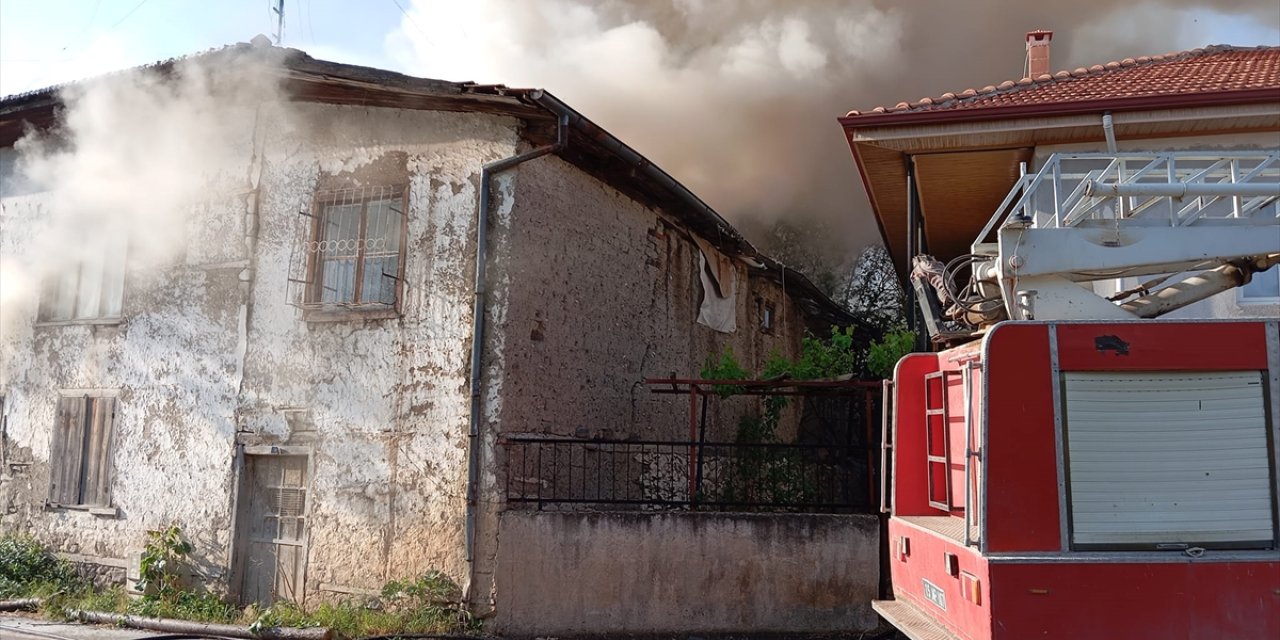 Burdur'da depoda başlayan ve iki eve sıçrayan yangın söndürüldü