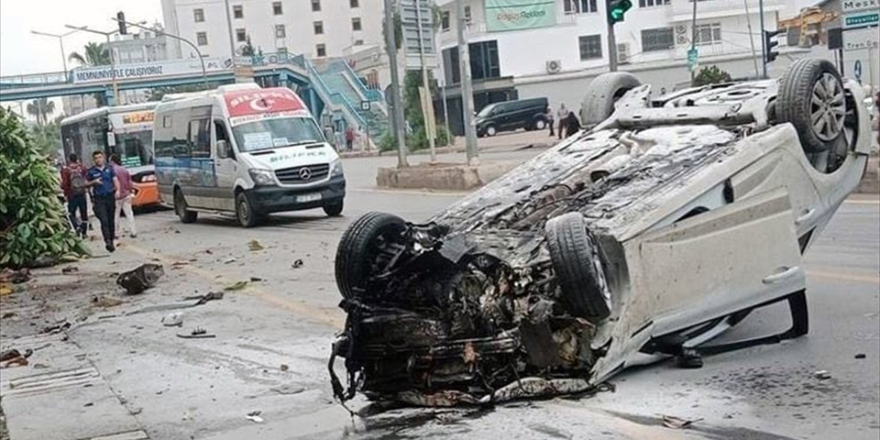 Mersin'de otomobil kaldırıma çarptı, 1 kişi öldü, 2 kişi yaralandı