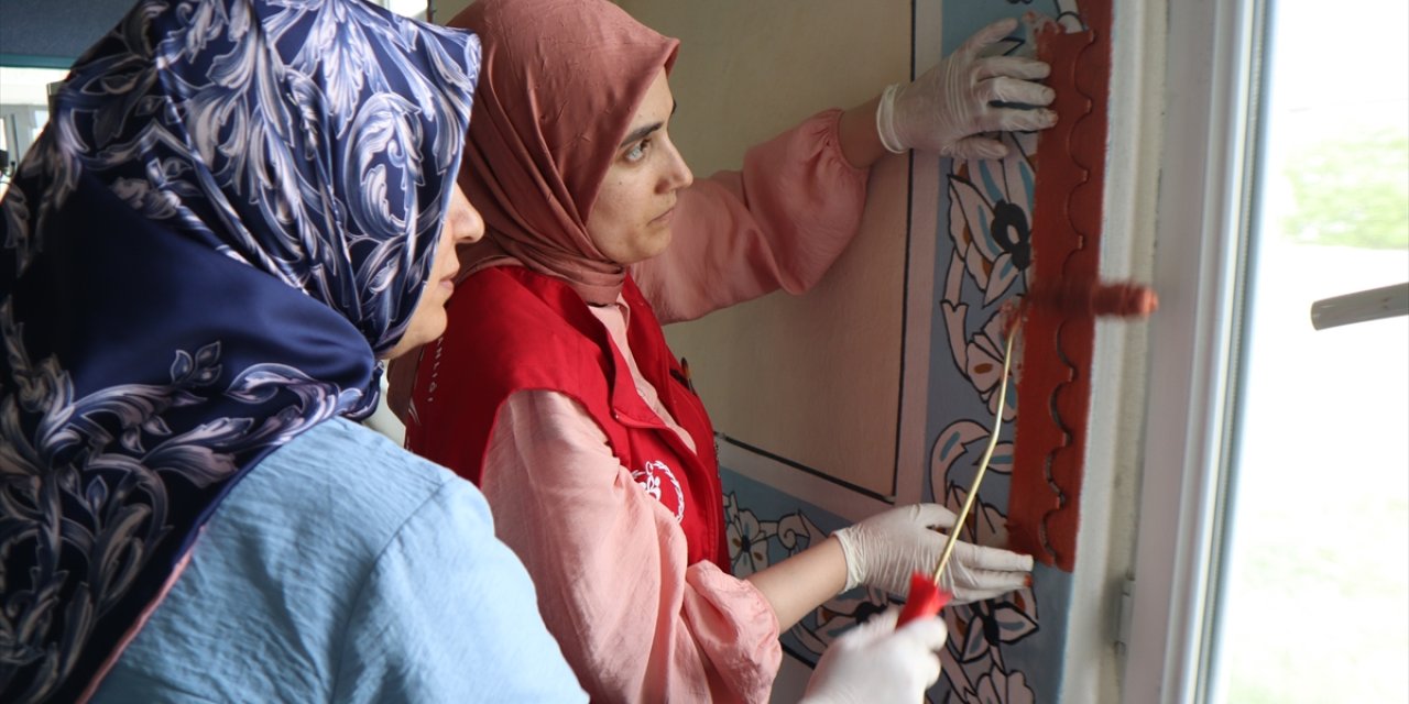 Gönüllü gençler, Iğdır'da camilerin zarar gören süslemelerini onarıyor