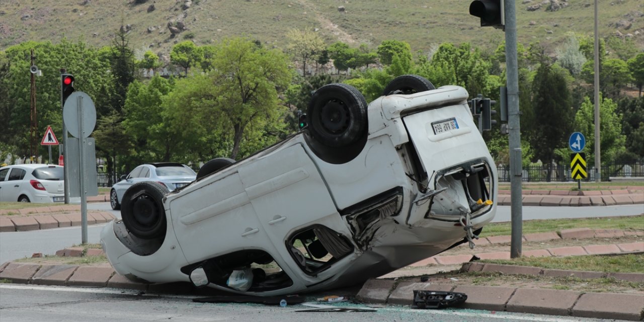 Kayseri'de hafif ticari araç ile otomobilin çarpıştığı kazada 3 kişi yaralandı