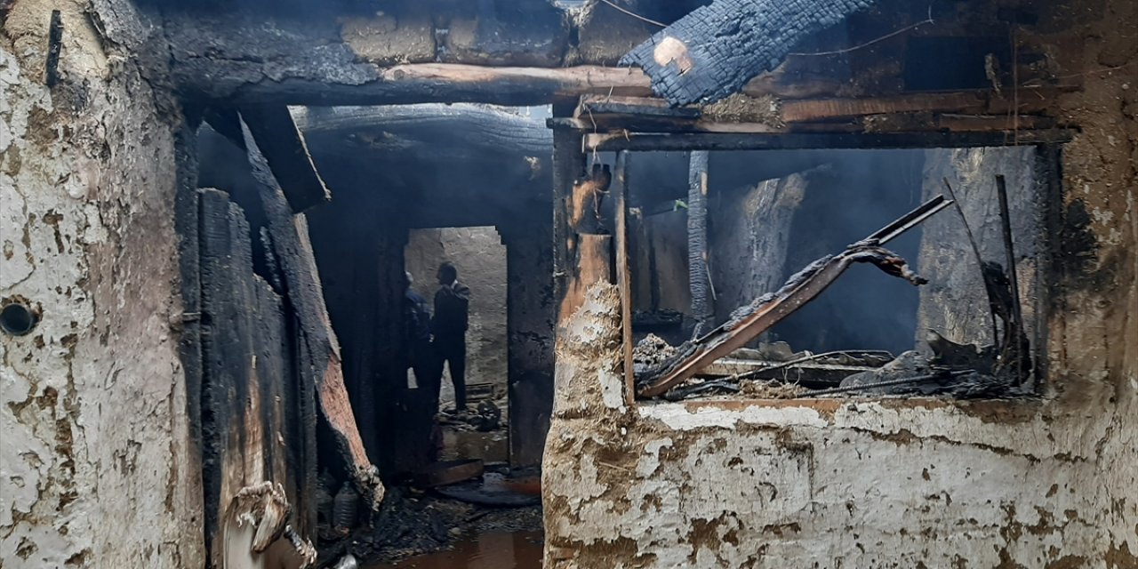Çorum'da çakmakla kontrol edilirken patlayan mutfak tüpü yangına neden oldu