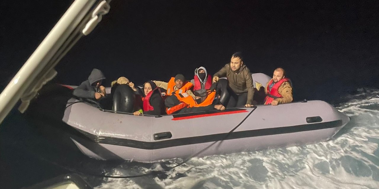 Çanakkale Ayvacık açıklarında motoru arızalanan bottaki 15 düzensiz göçmen kurtarıldı