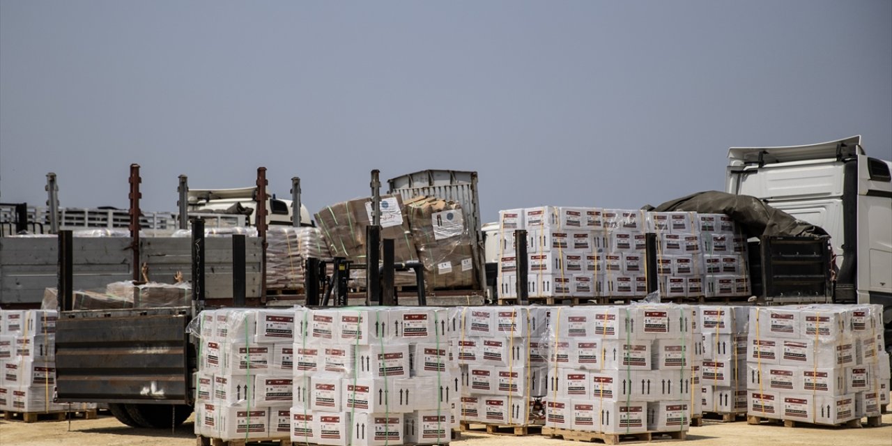 AA ekibi, Beyt Hanun'dan Gazze'nin kuzeyine giren yardım tırlarını görüntüledi