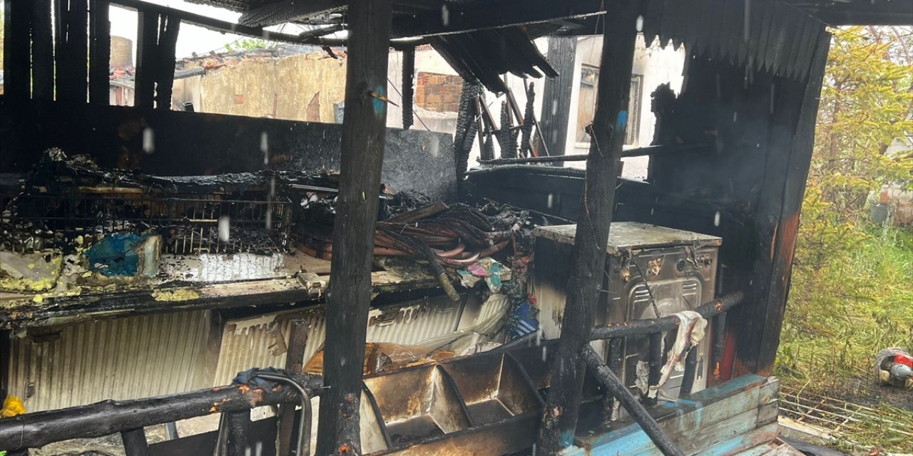 Burdur'da çıkan yangında ev ve otomobil zarar gördü