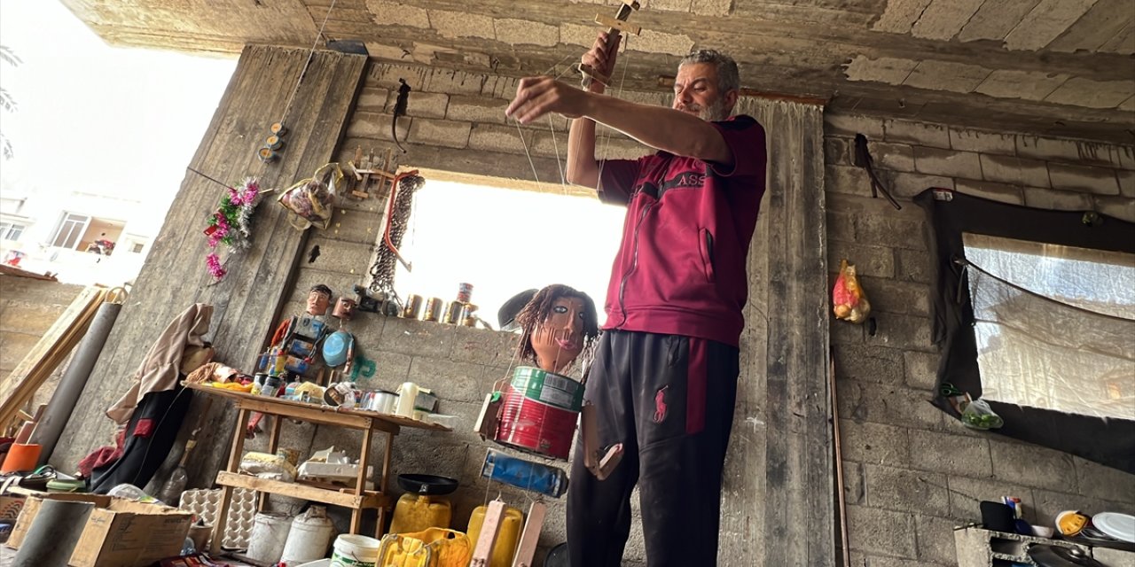 Filistinli kukla ustası, Gazze'de çocukları eğlendirmek için teneke kutulardan kukla yapıyor