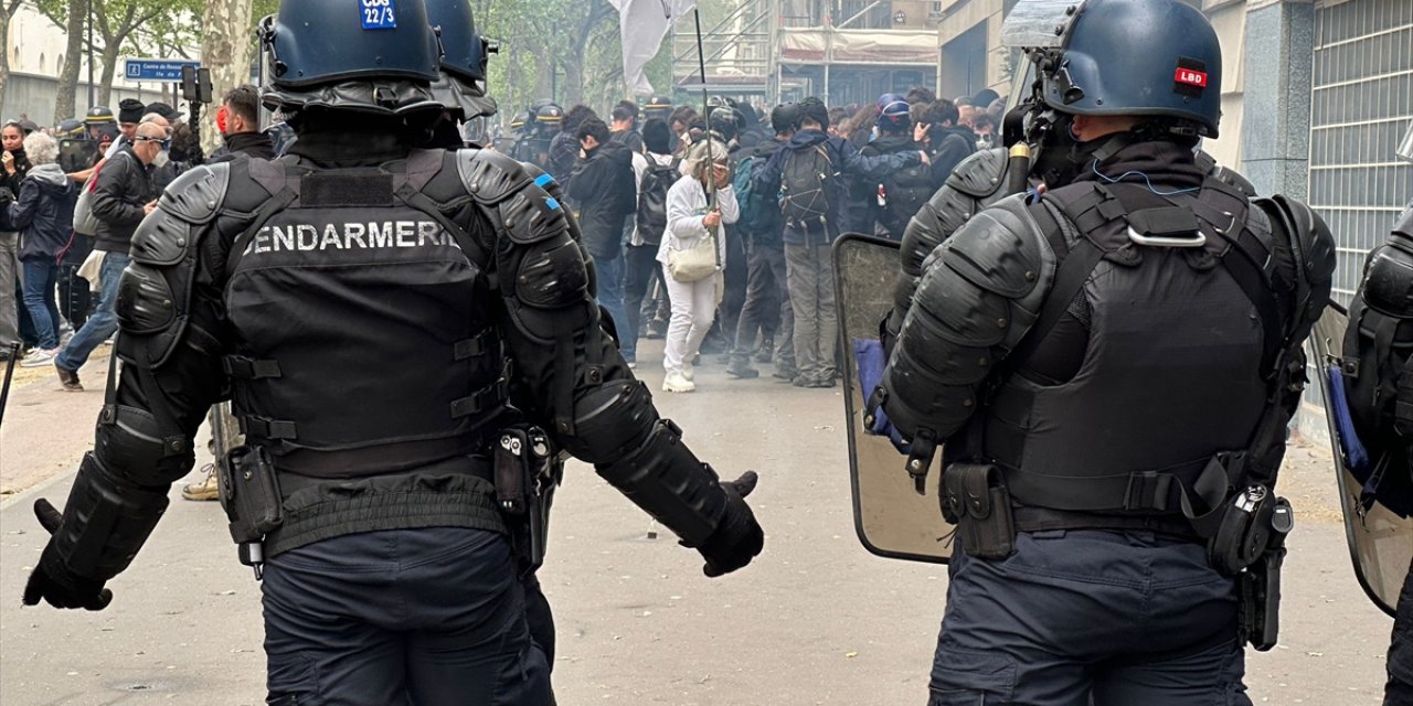 GÜNCELLEME - Paris'te 1 Mayıs gösterisinde polis eylemcilere copla müdahale etti